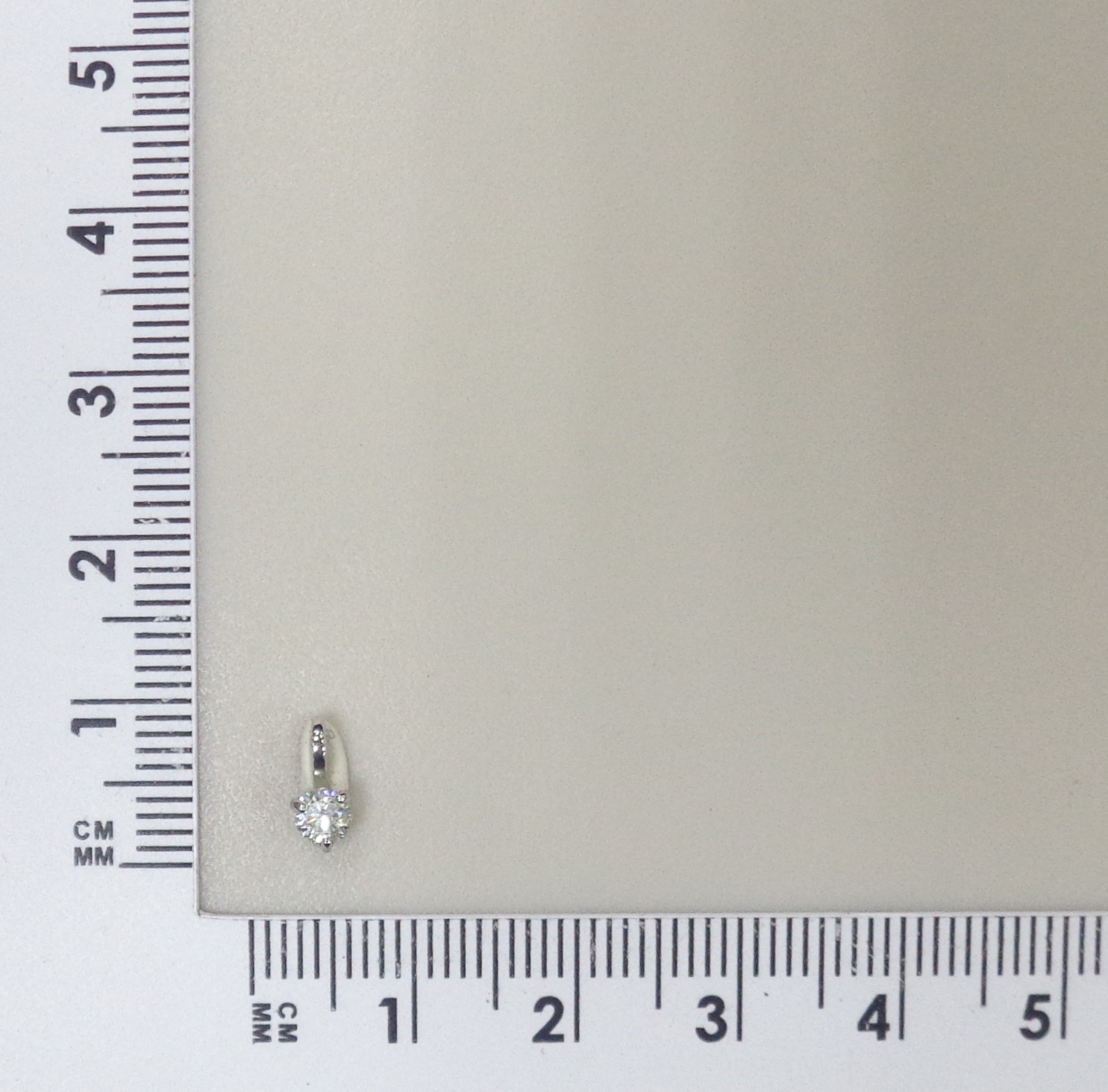 Подвеска из белого золота с бриллиантом